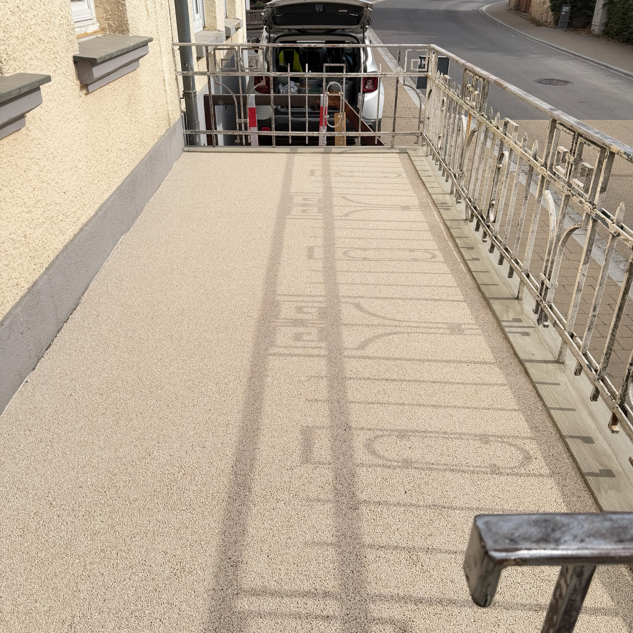 Terrasse nachher – hochwertiger Steinteppich beige